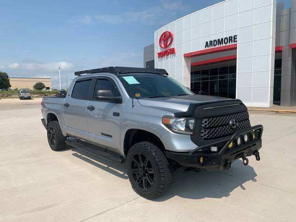 Toyota Tundra with VIN: 5TFDW5F13KX823108