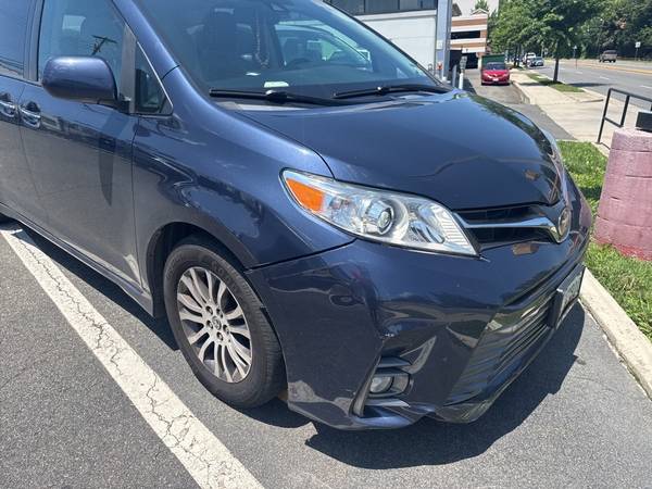 Toyota Sienna with VIN: 5TDYZ3DC9LS083945