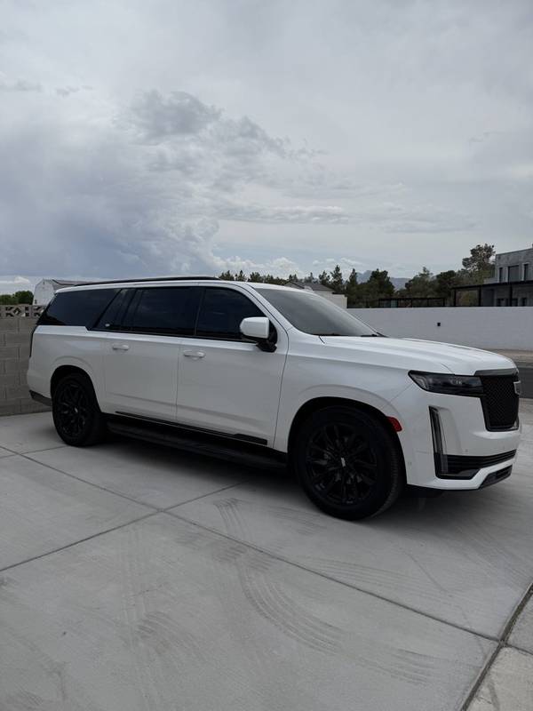 Cadillac Escalade ESV with VIN: 1GYS4RKL8NR139413