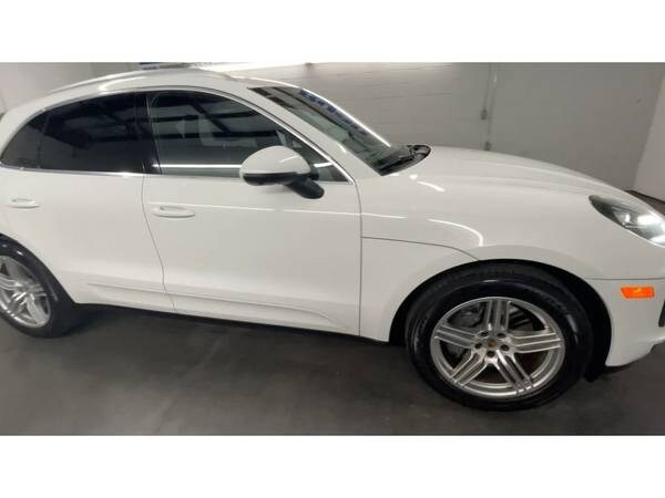 Porsche Macan with VIN: WP1AB2A54KLB30464