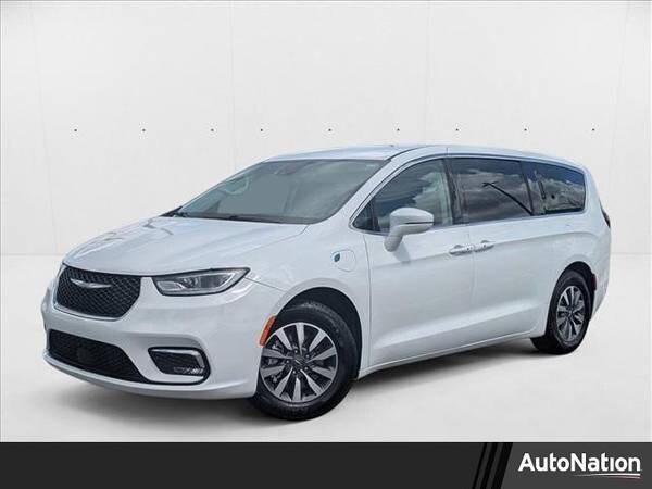 Chrysler Pacifica with VIN: 2C4RC1L75NR173894