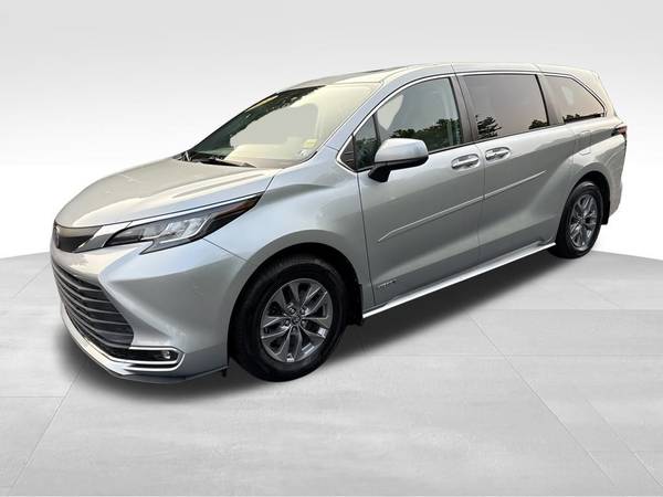 Toyota Sienna with VIN: 5TDYSKFC1MS018598