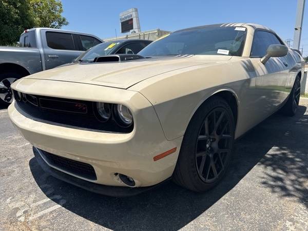 Dodge Challenger with VIN: 2C3CDZBT0GH353619