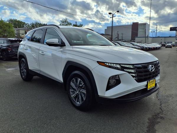 Hyundai Tucson with VIN: KM8JBCA17NU030941
