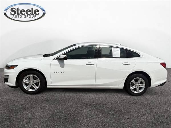 Chevrolet Malibu with VIN: 1G1ZD5ST3RF147500