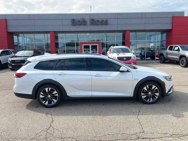 Buick Regal TourX with VIN: W04GV8SX4J1062256