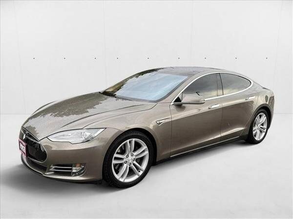 Tesla Model S with VIN: 5YJSA1H21FF083465