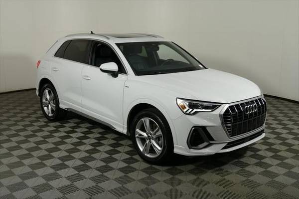 Audi Q3 with VIN: WA1EECF30N1149384