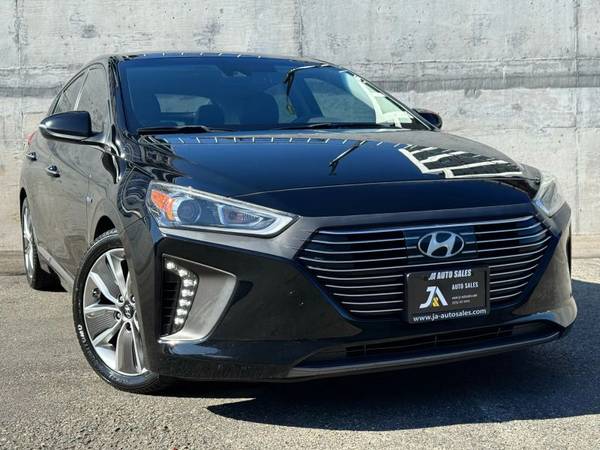 Hyundai Ioniq Hybrid with VIN: KMHC05LC3KU134198