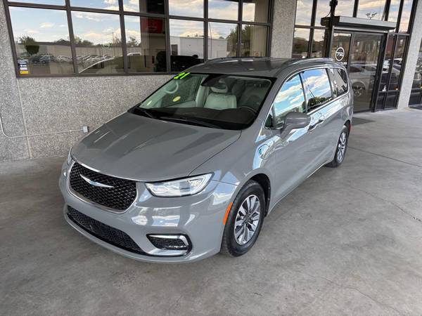 Chrysler Pacifica with VIN: 2C4RC1L78MR586200