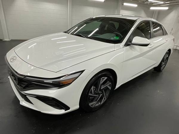 Hyundai Elantra with VIN: KMHLS4DG3RU764528