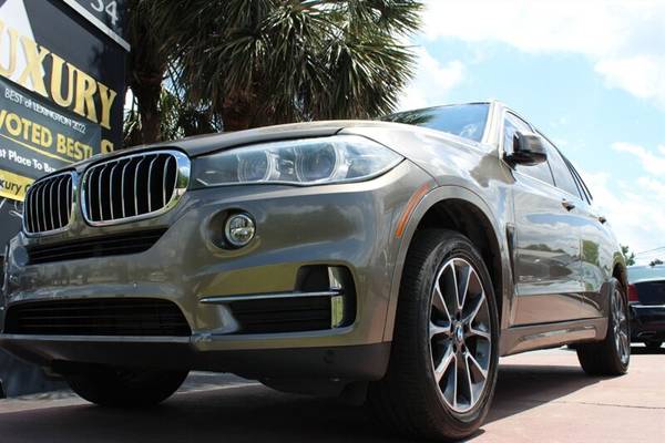 BMW X5 with VIN: 5UXKR2C57H0U18504