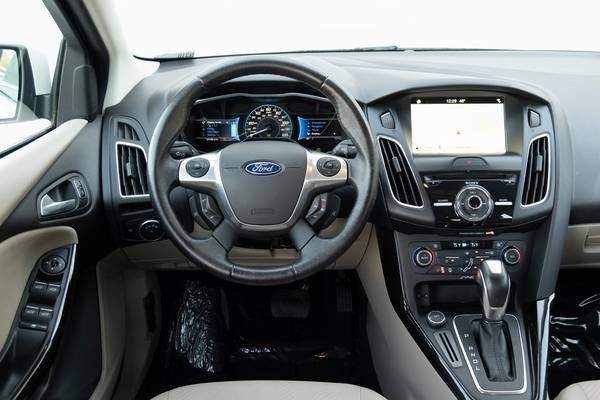 Ford Focus with VIN: 1FADP3R48GL406255