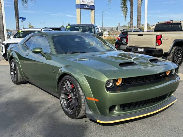 Dodge Challenger with VIN: 2C3CDZL94KH586737