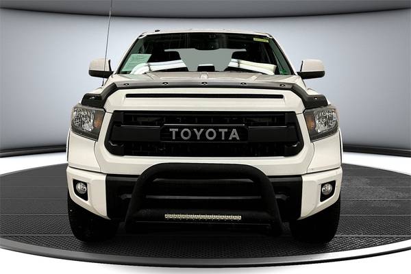 Toyota Tundra with VIN: 5TFDY5F14HX606556