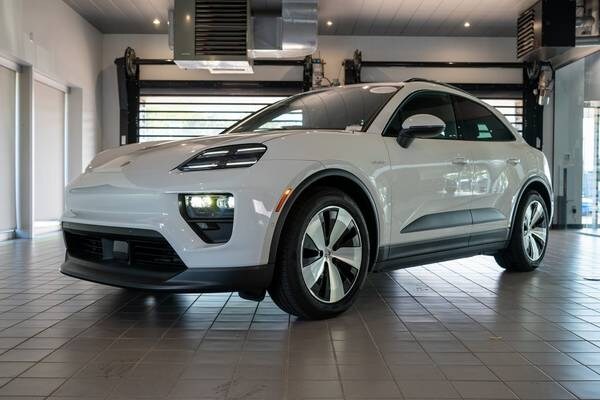 Porsche Macan with VIN: WP1AA2XA1SL000355