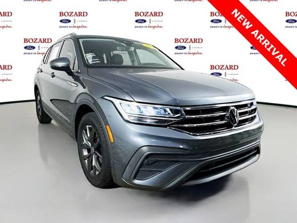 Volkswagen Tiguan with VIN: 3VV3B7AX8NM126365