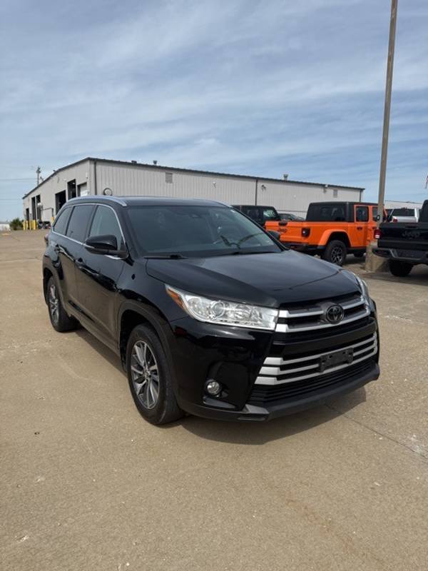 Toyota Highlander with VIN: 5TDJZRFH7JS558938