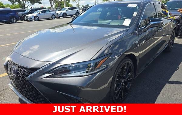 Lexus ES 300h with VIN: 58AGA1C15NU025034
