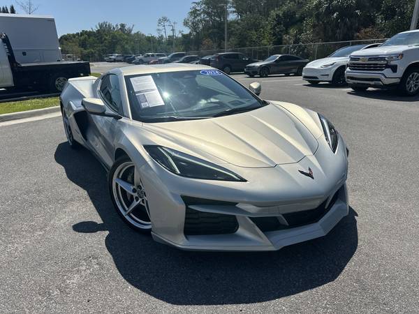 Chevrolet Corvette with VIN: 1G1YK2D41R5200030
