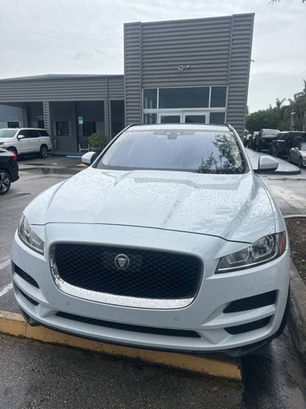 Jaguar F-PACE with VIN: SADCJ2FX7KA365349