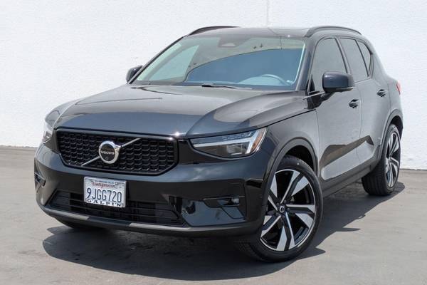 2024 Volvo XC40 B5 Ultimate Dark