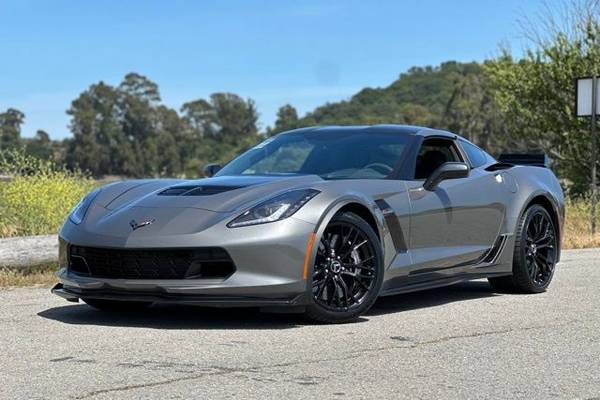 Chevrolet Corvette with VIN: 1G1YU2D60F5603875