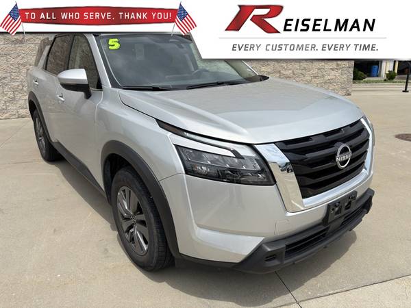 Nissan Pathfinder with VIN: 5N1DR3BA5SC211402