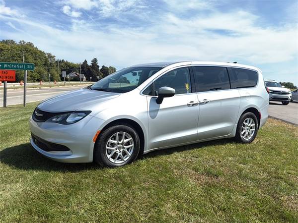 Chrysler Voyager with VIN: 2C4RC1CG2NR204826