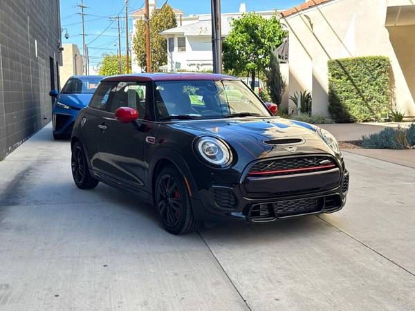 MINI Hardtop 2 Door with VIN: WMWXR9C03M2N10466
