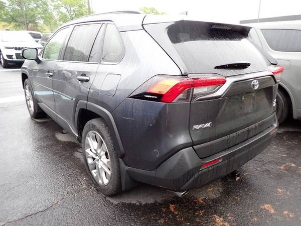 Toyota RAV4 with VIN: JTMA1RFV8KD520371