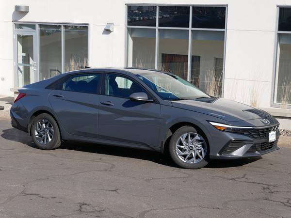 Hyundai Elantra with VIN: KMHLM4DG7RU833652