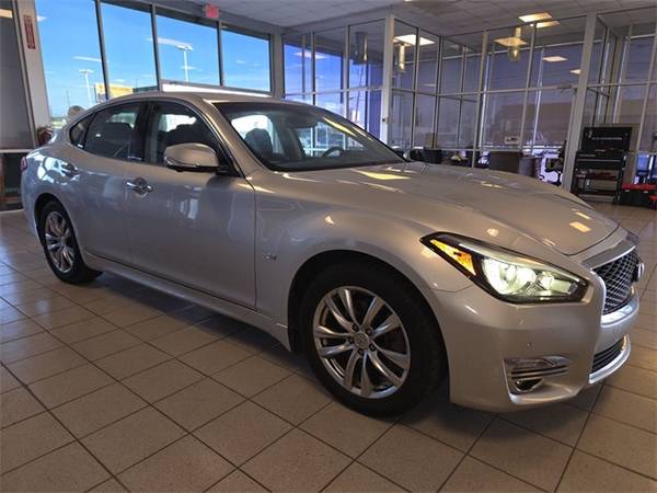 INFINITI Q70 with VIN: JN1BY1AP5KM505792