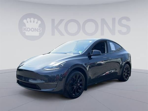 Tesla Model Y with VIN: 7SAYGDED8RF041124