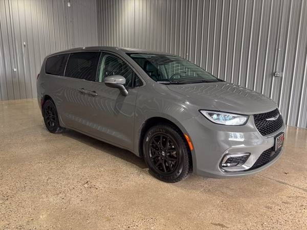 Chrysler Pacifica with VIN: 2C4RC1BG3PR581606