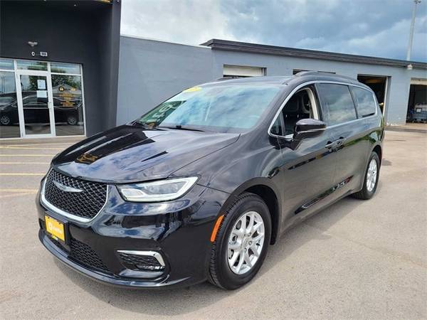 Chrysler Pacifica with VIN: 2C4RC1BG9NR142908