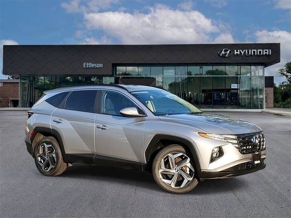 Hyundai Tucson with VIN: 5NMJFCAE9NH135208