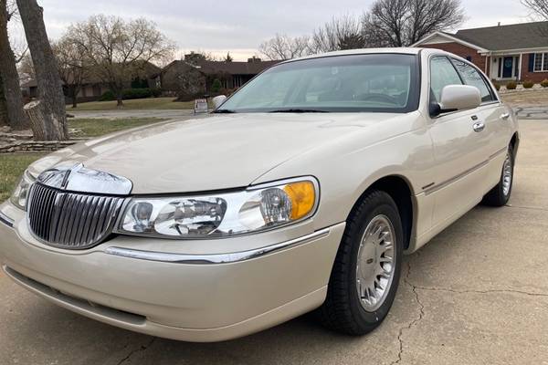 2001 Lincoln Town Car Cartier