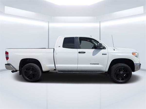 Toyota Tundra with VIN: 5TFUW5F15HX588039