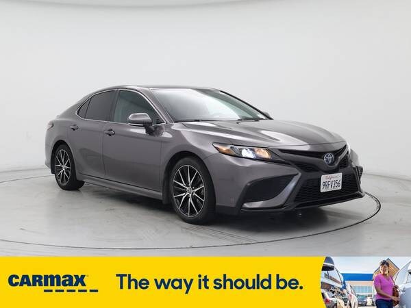 Toyota Camry Hybrid with VIN: 4T1S31AK2NU584175