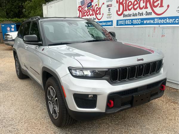 Jeep Grand Cherokee with VIN: 1C4RJHCGXN8573220