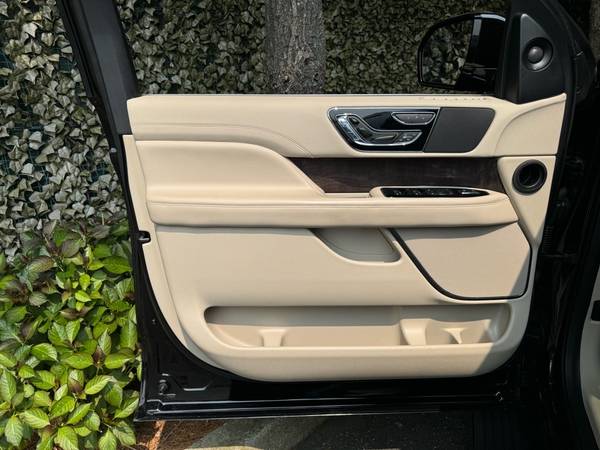 Lincoln Navigator with VIN: 5LMJJ2LT0MEL00951
