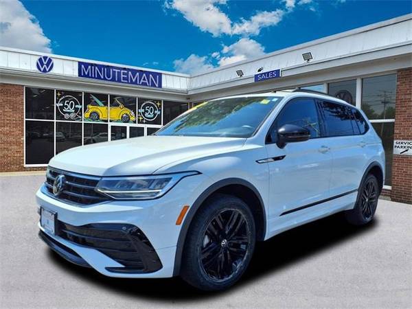 Volkswagen Tiguan with VIN: 3VV8B7AX7NM027218