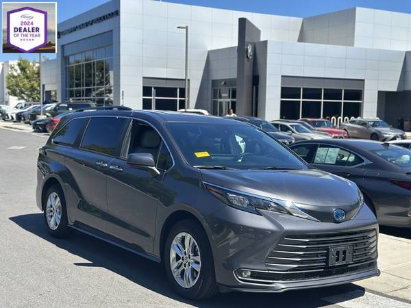 Toyota Sienna with VIN: 5TDJSKFC6SS162677