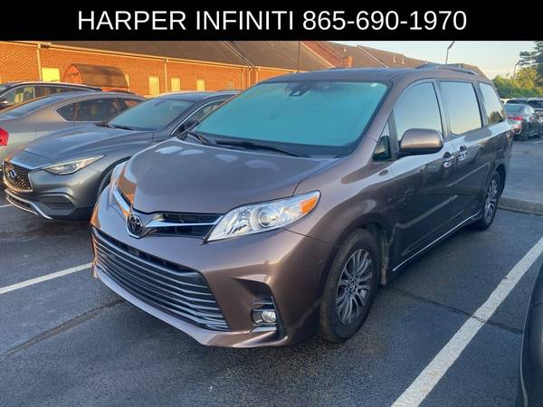 Toyota Sienna with VIN: 5TDYZ3DC3JS903241