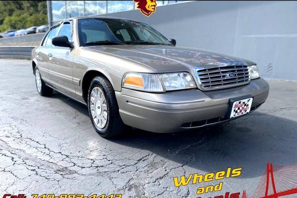 2004 Ford Crown Victoria Base