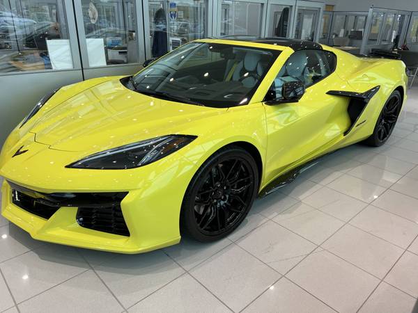 Chevrolet Corvette with VIN: 1G1YF2D39P5603858