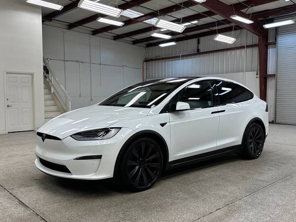 Tesla Model X with VIN: 7SAXCDE54NF350552
