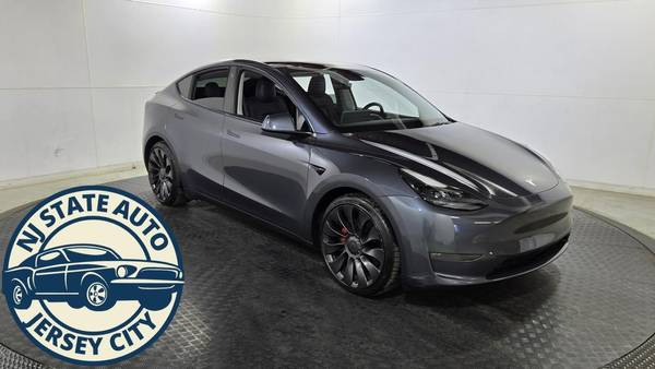Tesla Model Y with VIN: 7SAYGDEF1NF367004