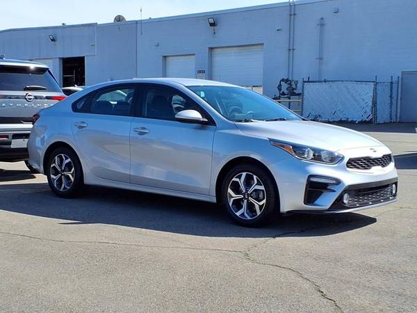 Kia Forte with VIN: 3KPF24AD6ME400977